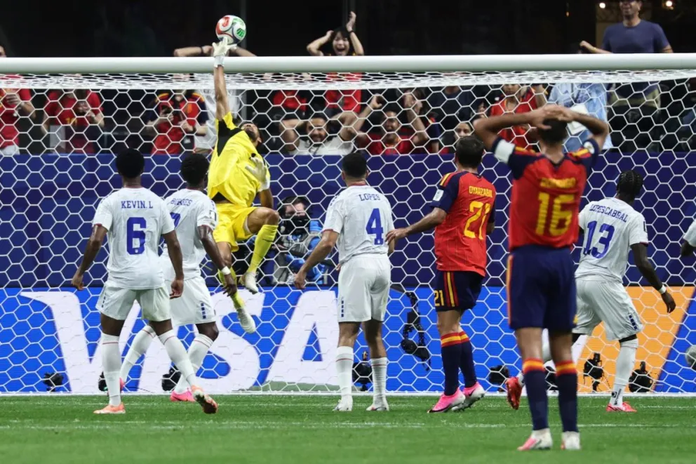 El arquero Vozinha hace una impresionante volada. Foto: EFE.