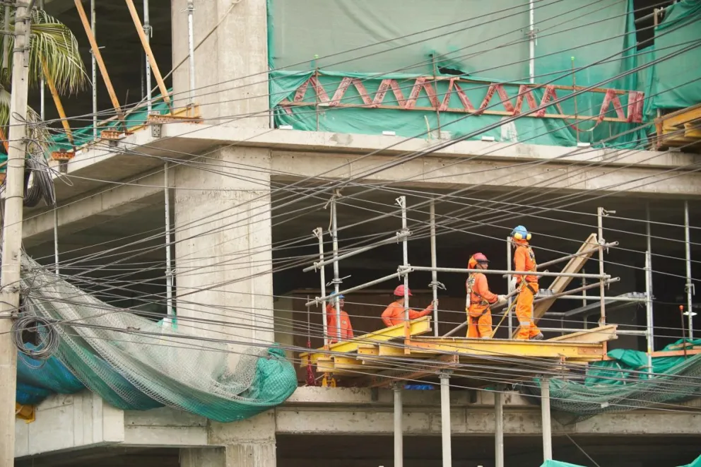 Fotografía de archivo de un grupo de obreros en una construcción en San Isidro, el distrito financiero de Lima (Perú). Foto: EFE