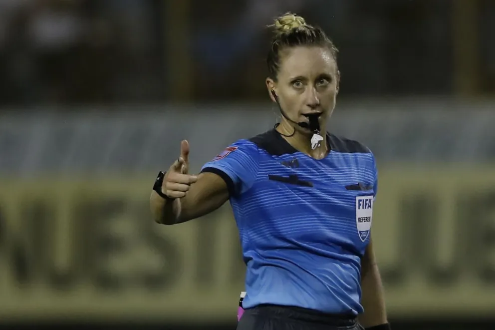 lA árbitra estadounidense Tori Penso durante un partido de la Liga de Campeones de la Concacaf. Foto: EFE