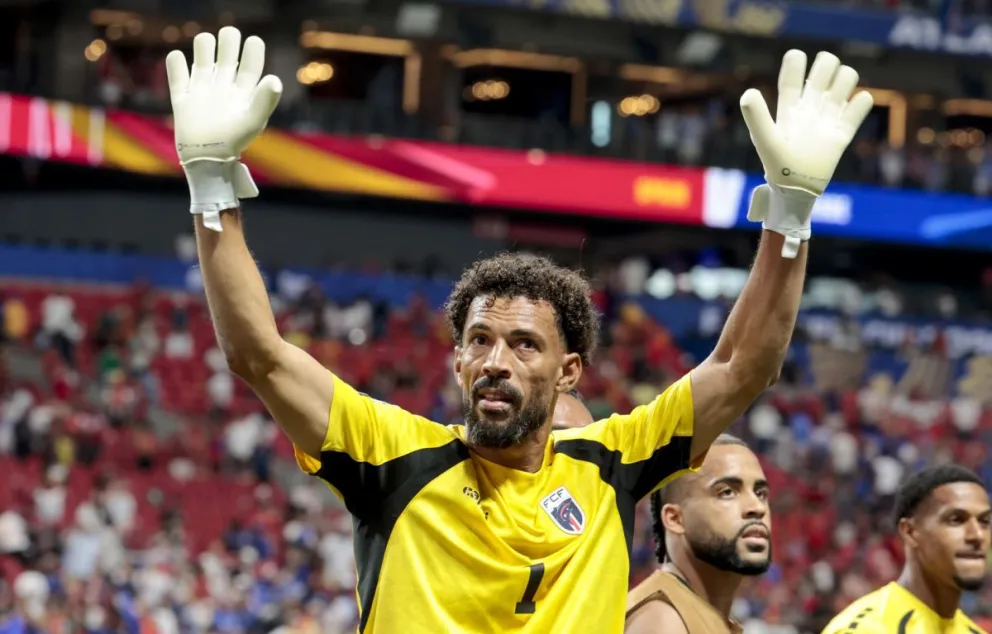 Vozinha, el arquero de Cabo Verde, saluda a los hinchas de su país en el estadio de Atlantea, tras el empate con España. Foto: EFE