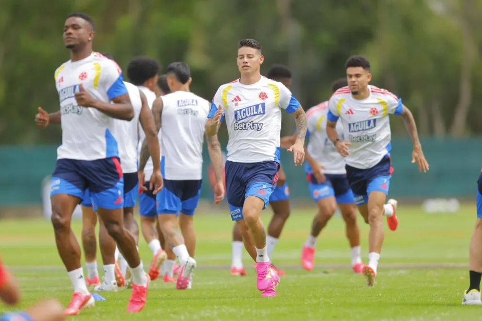 James Rodríguez (centro) y Luis Díaz durante el entrenamiento de Colombia de este lunes. Foto: EFE
