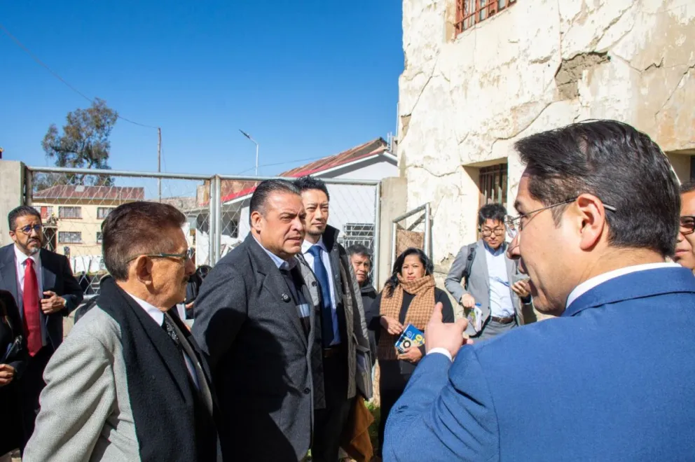 Este lunes, el gobernador de La Paz, Luis Revilla, encabezó una inspección técnica en el Hospital de Clínicas junto a una misión oficial de la JICA. Foto: Gobernación