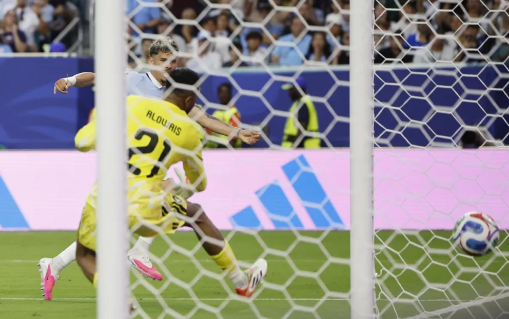 Maxi Araújo (atrás), delantero de Uruguay, anota el tanto del empate ante Arabia Saudita. Foto: EFE
