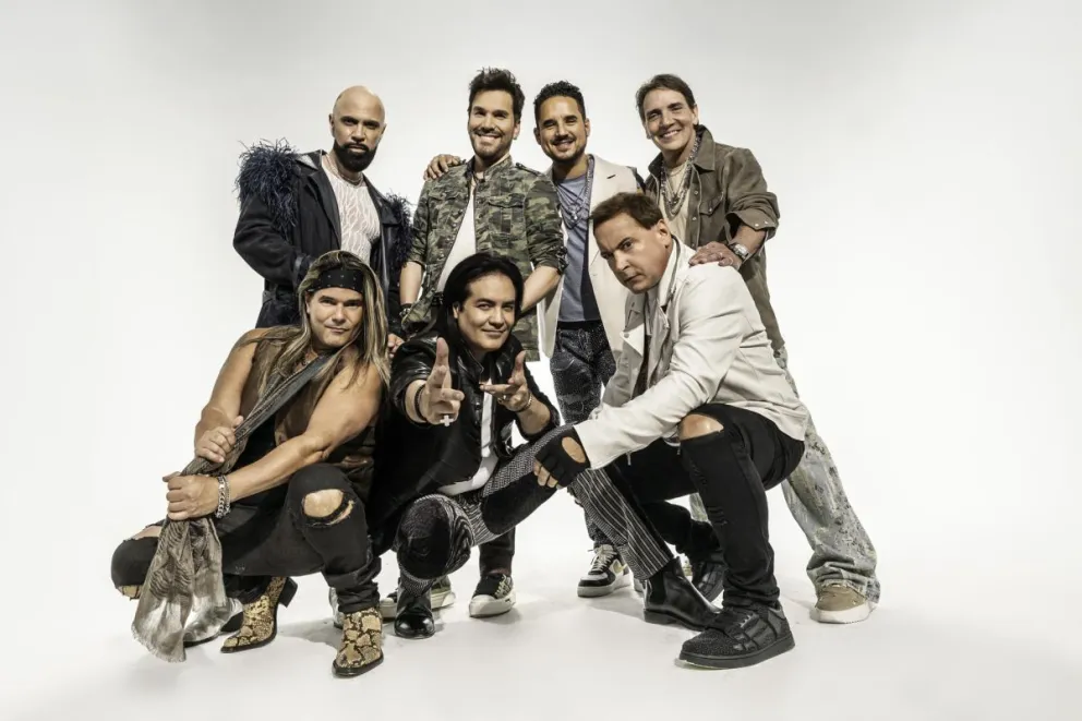 La agrupación musical puertorriqueña Menudo posando, que fue un fenómeno musical mundial y anunció este lunes que celebra sus 50 años de historia reuniendo a siete de sus exmiembros en una gira. Foto: EFE