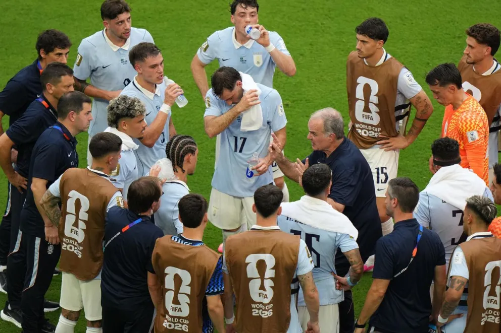 El seleccionador de Uruguay, Marcelo Bielsa (centro), da indicaciones a sus jugadores. Foto: EFE