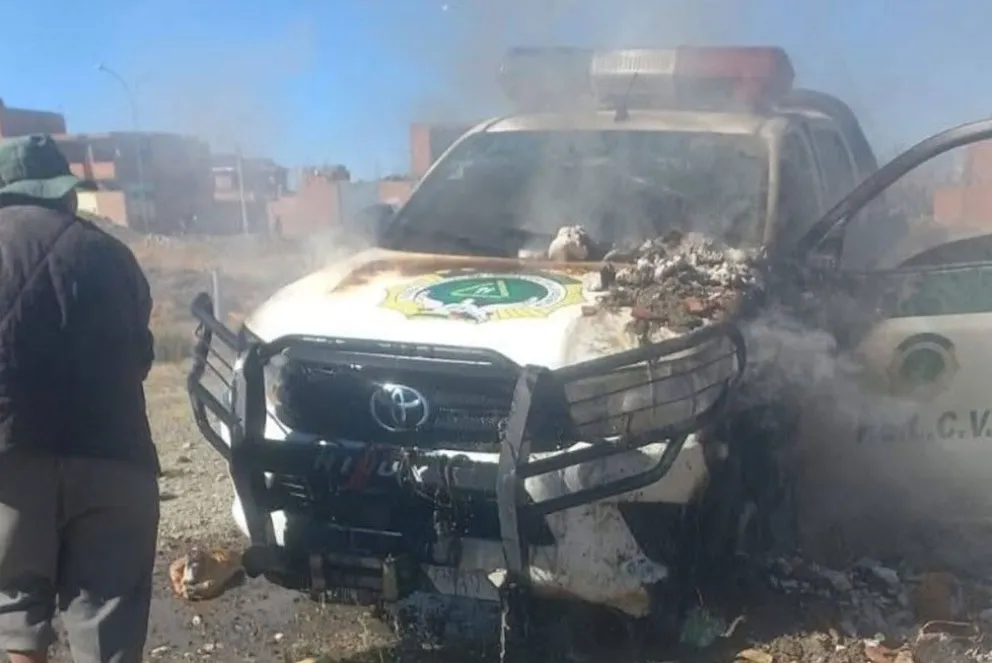 El vehículo de la Policía que fue quemado en la ciudad de El Alto, hecho ocurrido el pasado 12 de junio. Foto: ABI