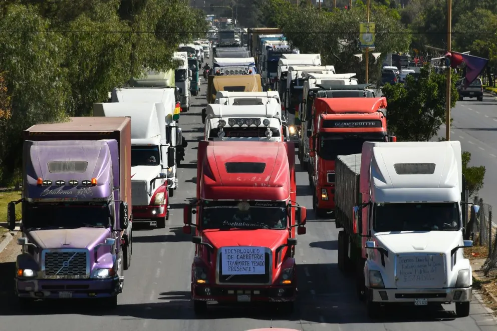 Vehículos en una caravana de transportistas para exigir el levante de los bloqueos de carreteras este lunes, en Cochabamba (Bolivia). Foto: EFE