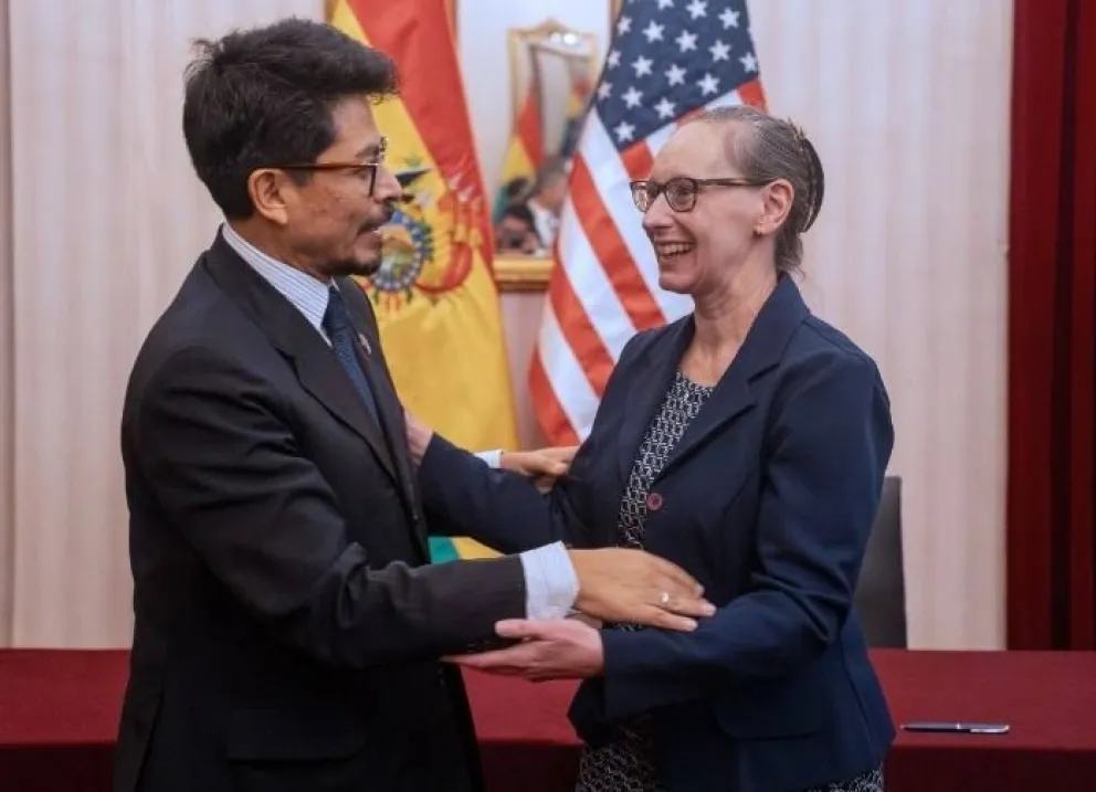 El canciller Armando Aramayo y la encargada de Negocios de la legación estadounidense, Devra Hevia. Foto: Cancillería
