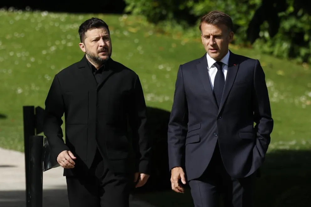 El presidente francés, Emmanuel Macron (D), da la bienvenida al presidente ucraniano, Volodímir Zelenski. Foto: EFE 