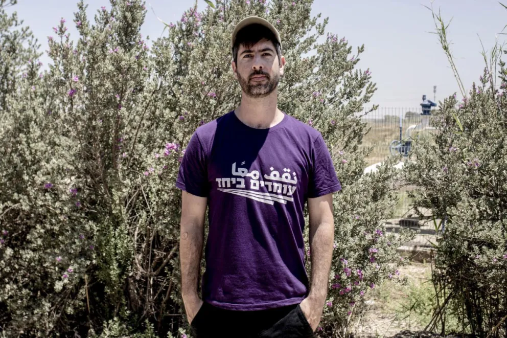 El activista israelí Alon-Lee Green, cofundador del movimiento Standing Together y uno de los líderes del nuevo partido A Place For Us All ("Un lugar para todos nosotros"), durante una protesta en la frontera con Gaza el 23 de mayo de 2025. Foto: EFE