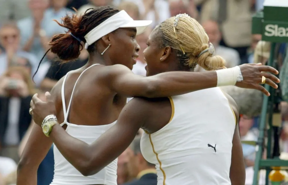 Las hermanas Serena (der.) y Venus Williams, en un torneo pasado de 2002. Foto: EFE.
