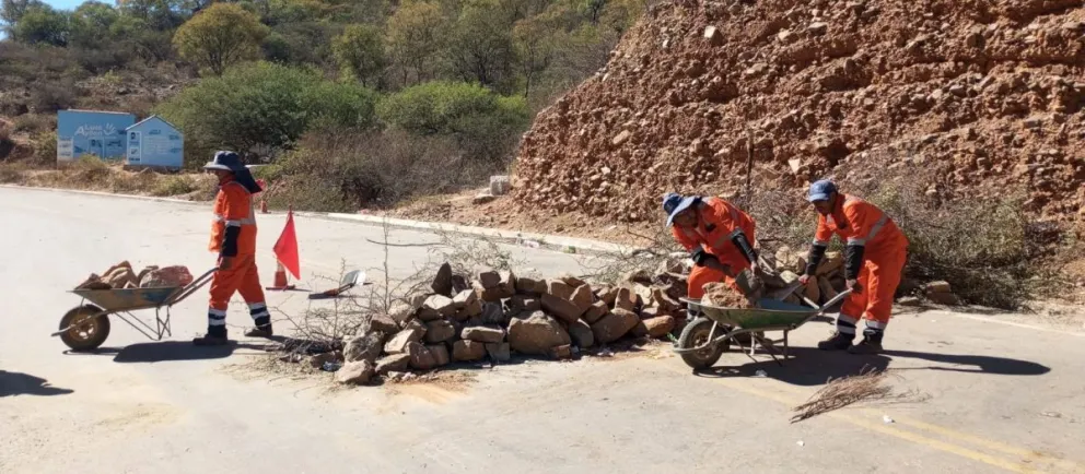Trabajadorse de la ABC comenzaron con el levantamiento de escombros en algunas vías. Foto: ABC
