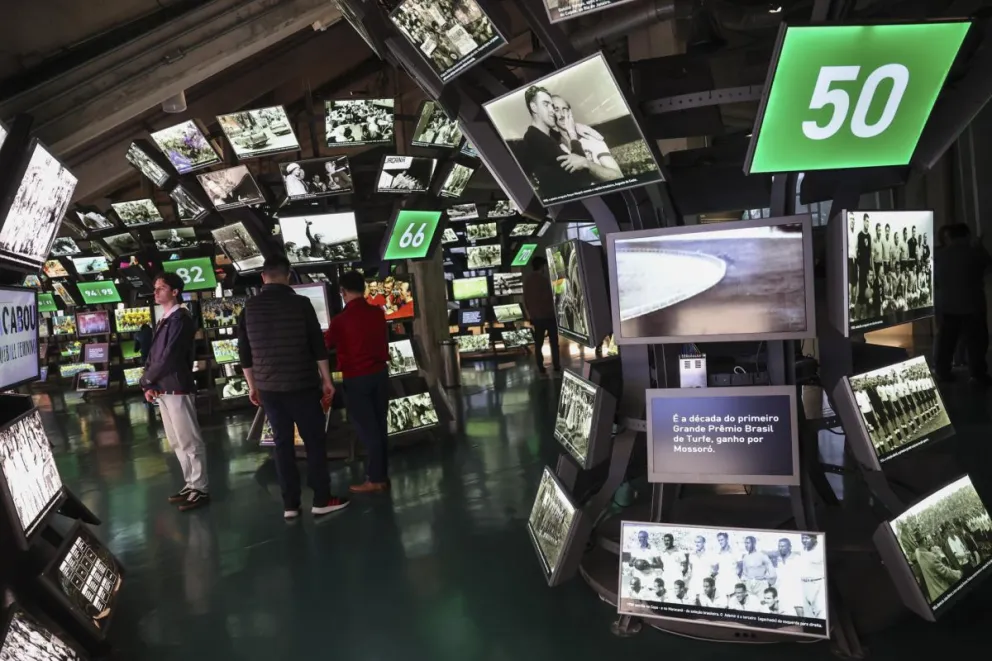 Unas personas recorren el Museo del Fútbol en Sao Paulo (Brasil). Foto: EFE.