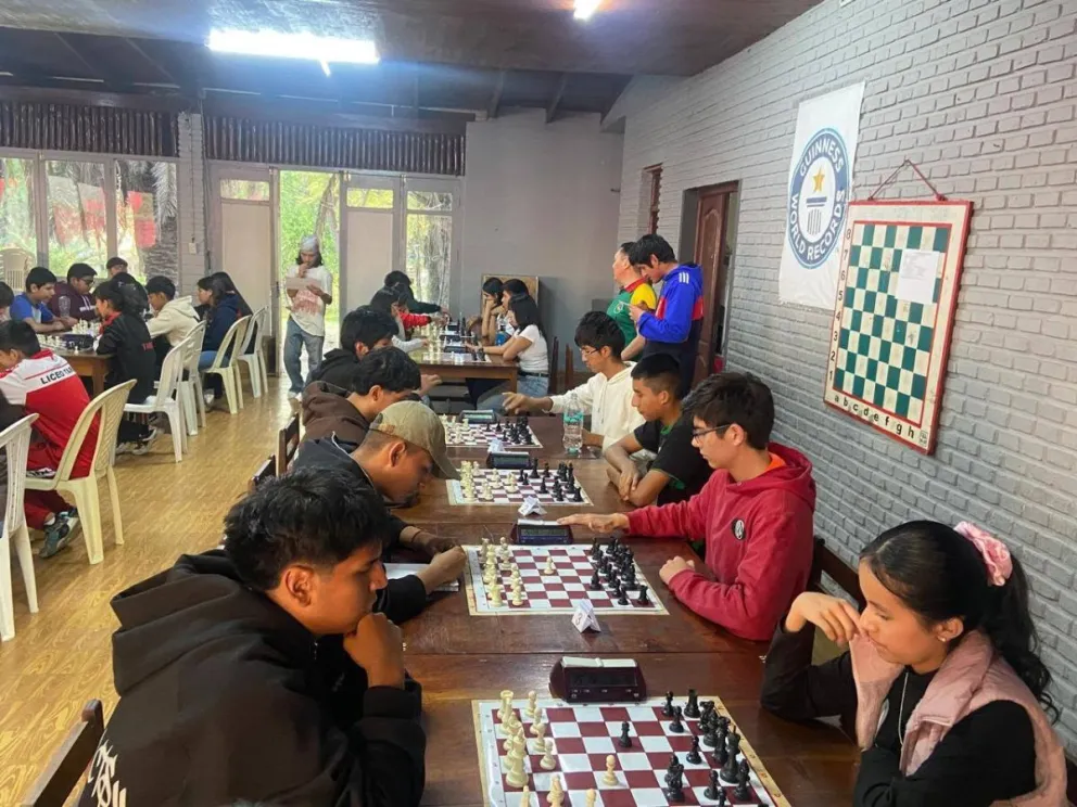 Varios pensadores durante el torneo tarijeño. Foto: Federación Boliviana de Ajedrez.