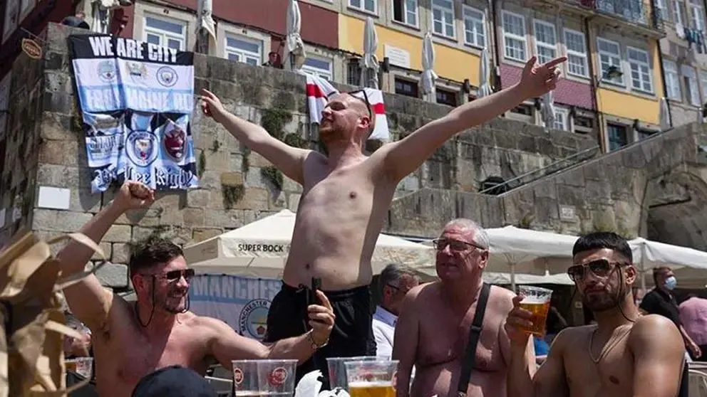 Aficionados ingleses con su infaltable cerveza. Foto: DTM