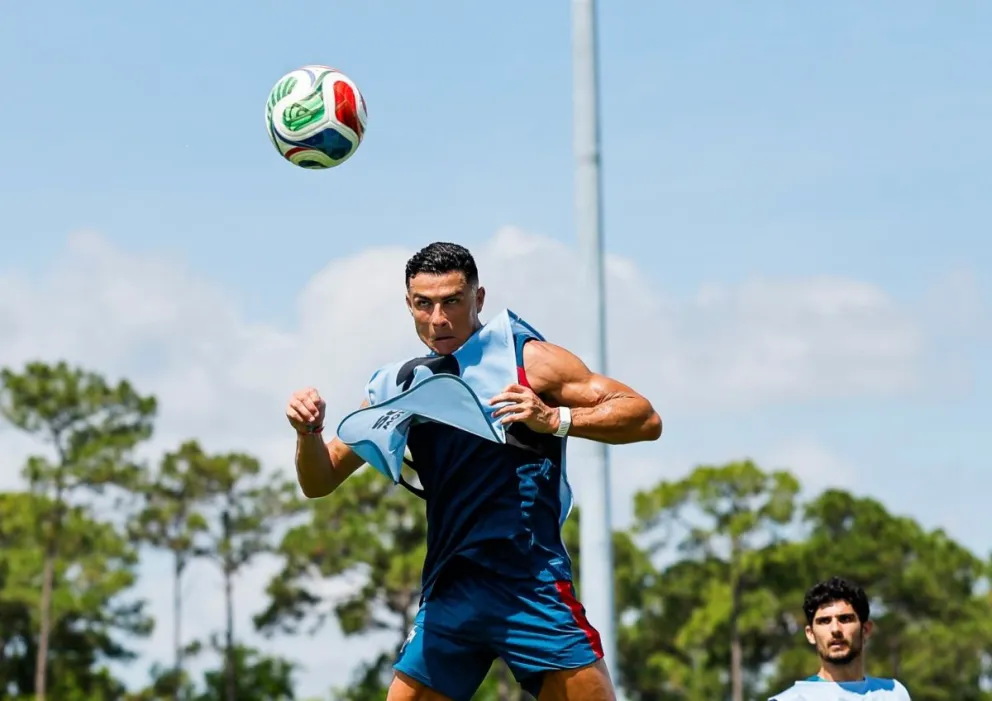 Cristiano cabecea la pelota en la práctica lusa. Foto: Selección de Portugal.