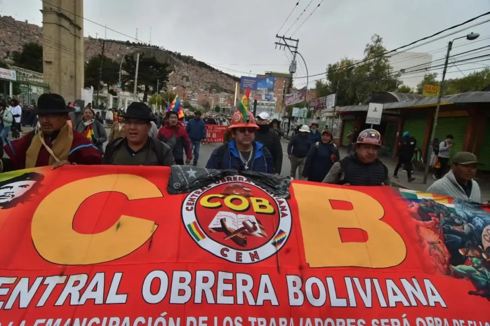 Una marcha de la COB en la sede de Gobierno. Foto: APG