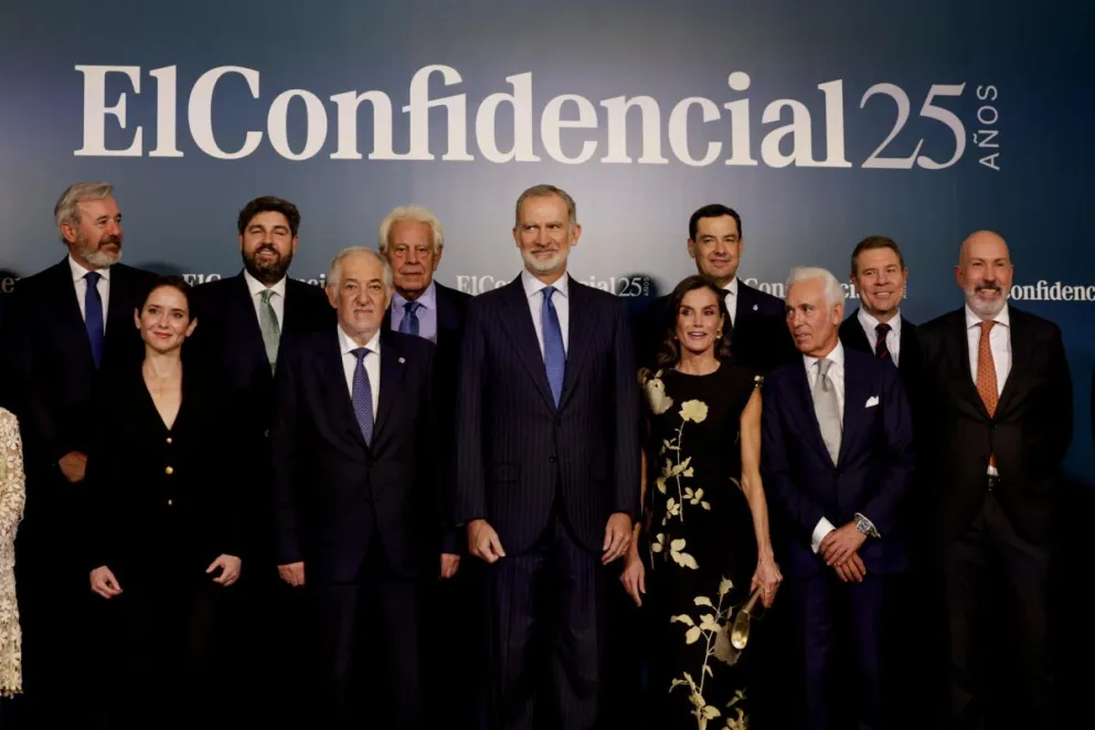 Los reyes Felipe VI (ci) y Letizia (cd) posan este martes en una fotografía de familia en un acto por el 25 aniversario del diario El Confidencial en Madrid. Foto: EFE