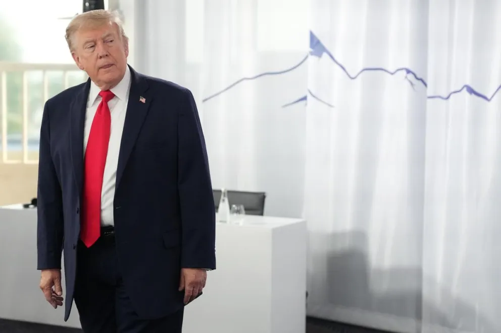 El presidente estadounidense, Donald Trump, espera el inicio de una sesión de trabajo en la cumbre del G7 en Évian, Francia, el 16 de junio de 2026. Foto: EFE