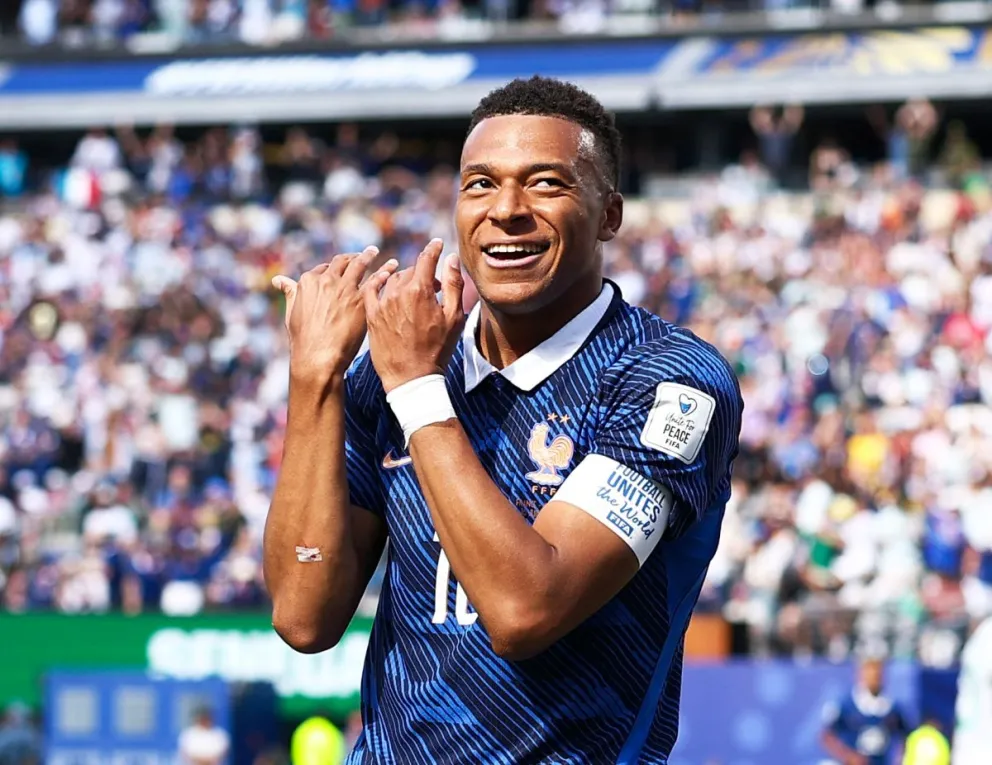 Mbappé celebra el primer gol del encuentro que ganaron los galos. Foto: BR