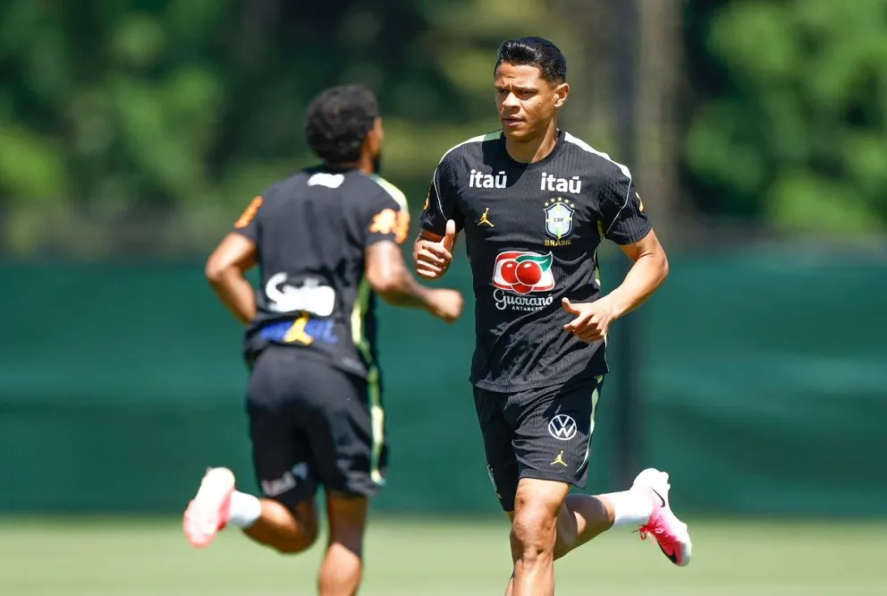 Douglas Santos, defensor de Brasil, en uno de los últimos entrenamientos. Crédito: CBF_Futebol