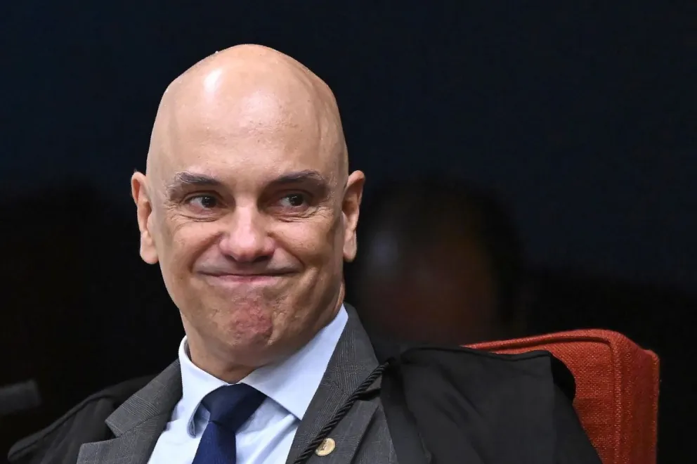 El juez ministro de la Suprema Corte de Brasil, Alexandre de Moraes, reacciona durante una sesión de juicio en el pleno de la primera sala del Tribunal Supremo Federal este martes, en Brasilia (Brasil). Foto: EFE