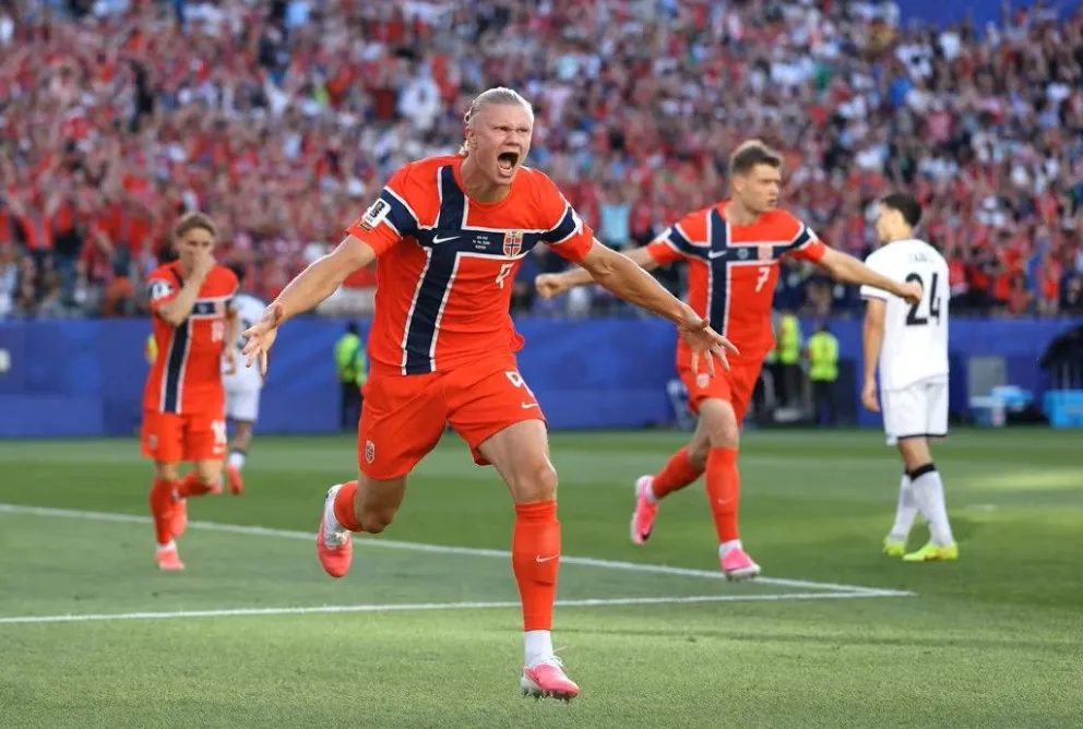 Erling Haaland, delantero de Noruega, festeja su primer gol ante Irak. Crédito: FIFA