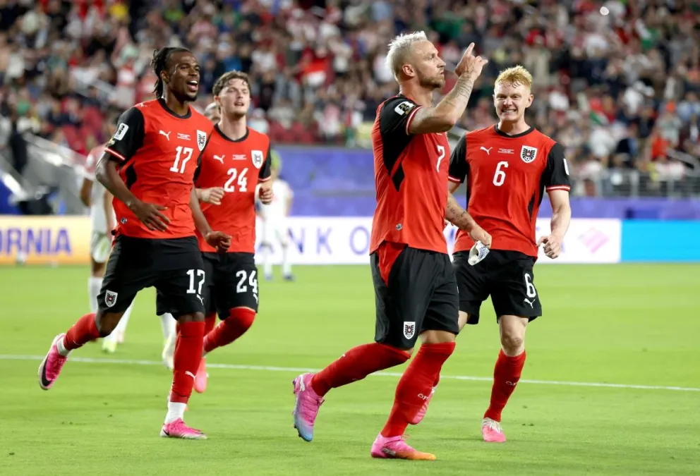 Los austriacos celebran uno de sus tres goles. Foto: EFE.