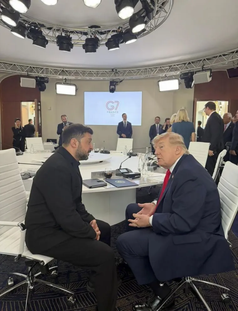 El presidente de Ucrania, Volodymyr Zelensky (izquierda), y al presidente de EE. UU., Donald J. Trump (izquierda), conversando al margen de la cumbre del G7 en Evian. Foto: EFE 