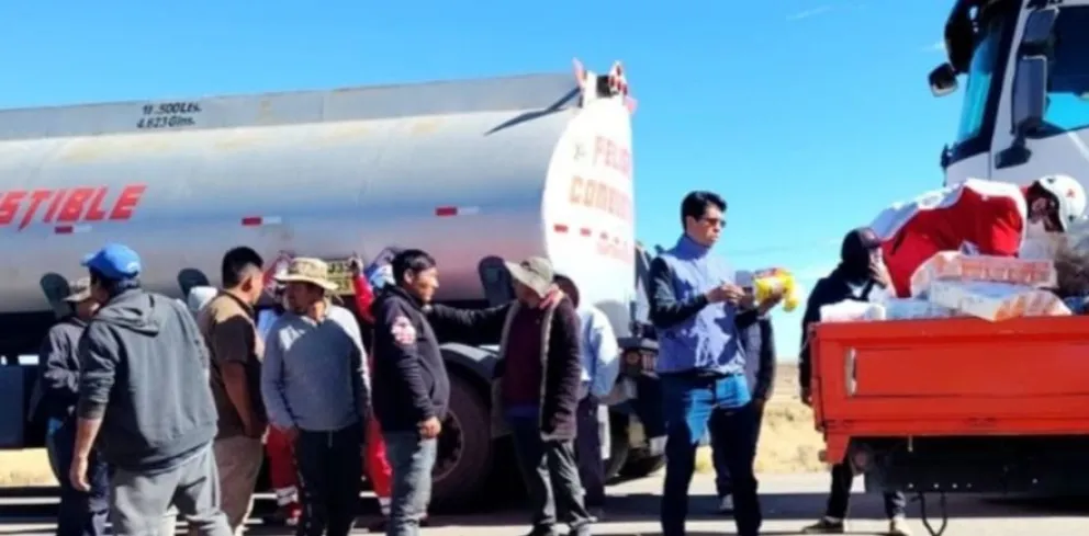 Apoyo a choferes que permanecen en carreteras durante los 48 días de bloqueo: Foto: Defensoría del Pueblo