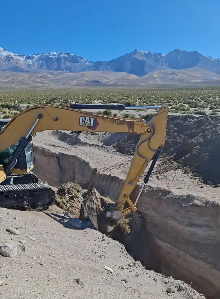 Una excavadora destruyendo un puente clandestino en una zanja de la frontera norte este martes, en Colchane (Chile). Foto: EFE/