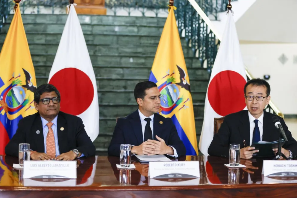 El ministro de Producción, Luis Alberto Jaramillo (i); el ministro de Relaciones Exteriores y Movilidad Humana, Roberto Kury (c), y el embajador de Japón en Ecuador, Horiuchi Toshihico. Foto: EFE 
