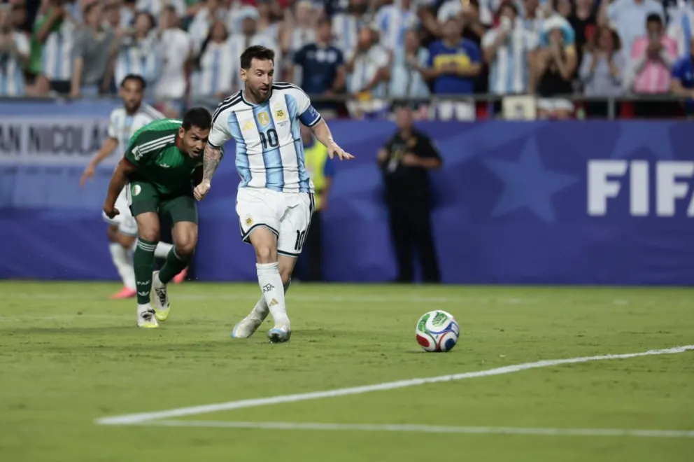 Messi anota su segundo gol ante Argelia. Foto: AFA.