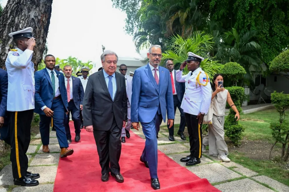 El primer ministro de Haití, Alix Didier Fils-Aimé (d), caminando junto al secretario general de la ONU, António Guterres, durante un encuentro en el Palacio Nacional en Puerto Príncipe (Haití). EFE