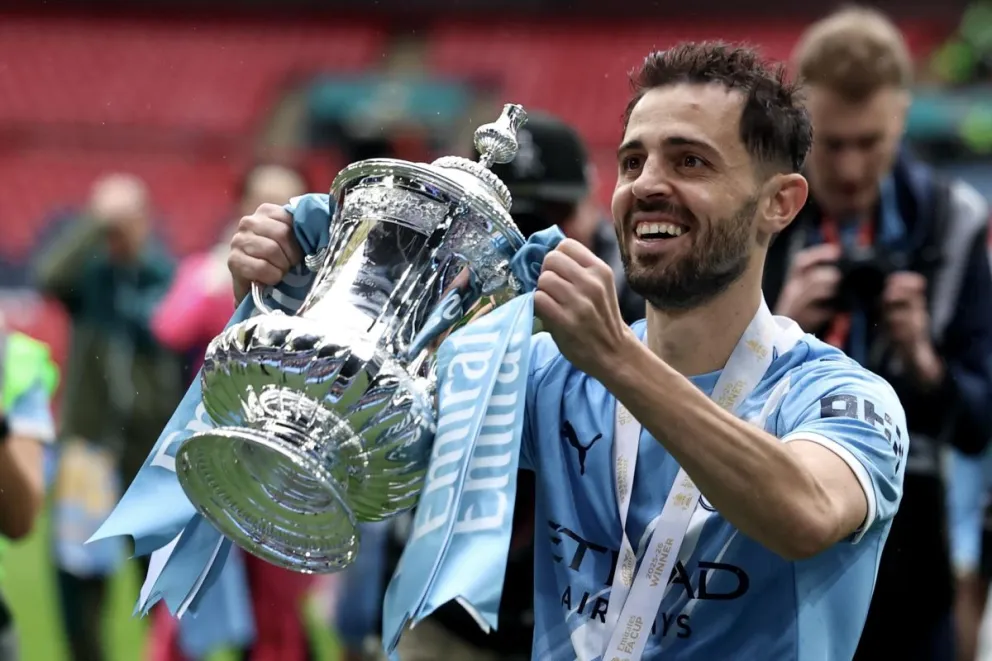 Bernardo Silva, con un trofeo ganado con el Manchester City. Foto: EFE.