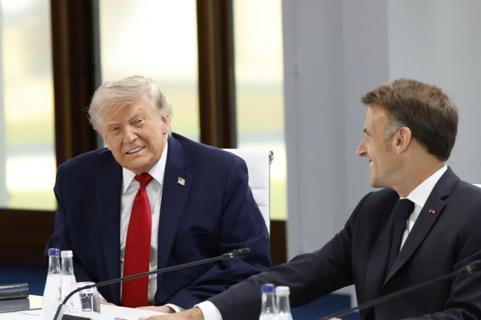 El presidente estadounidense, Donald Trump (i), y el presidente francés, Emmanuel Macron (d), en una sesión de trabajo de la cumbre del G7 en el Hotel Royal de Évian, Francia, el 17 de junio de 2026. Foto: EFE
