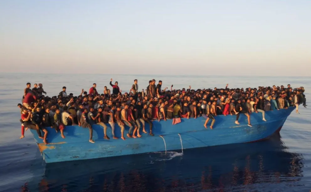 Un barco con migrantes en aguas cercanas a la isla italiana de Lampedusa. Foto: EFE