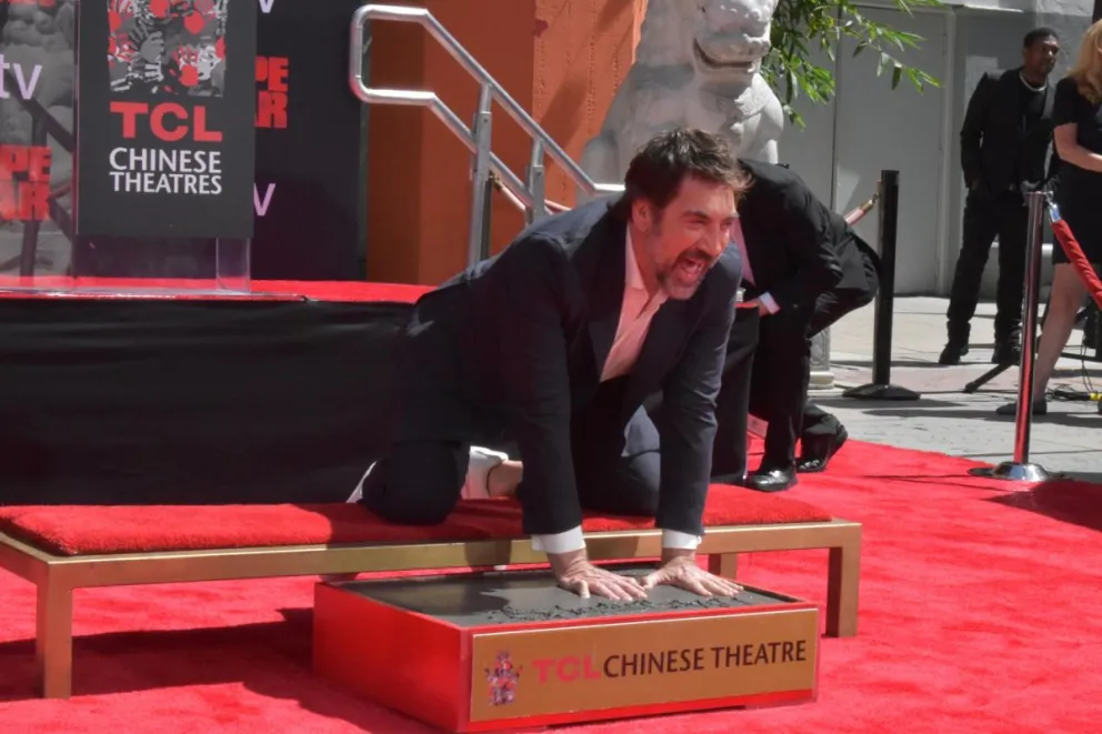El actor español Javier Bardem toma las huellas de sus manos durante una ceremonia este martes, en el TCL Chinese Theatre de Los Ángeles (EE.UU.) Foto: EFE