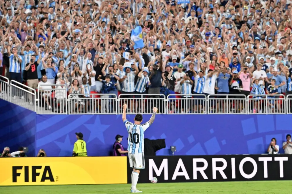 Messi celebra con los hinchas argentinos uno de sus goles ante Argelia. Foto: EFE.