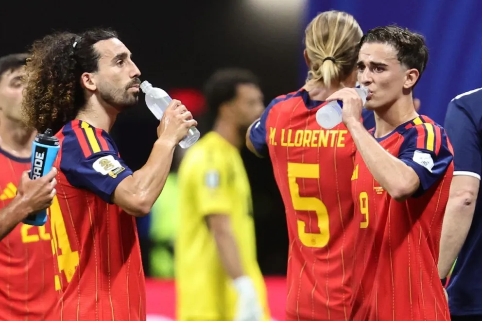 Jugadores de la selección española durante una pausa de hidratación. Foto: EFE.