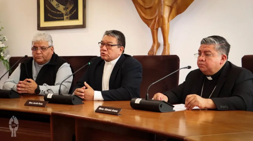 Monseñor Giovani Arana (d), secretario general de la Conferencia Episcopal Boliviana, junto a otros obispos, en una imagen de abril. Foto: CEB 
