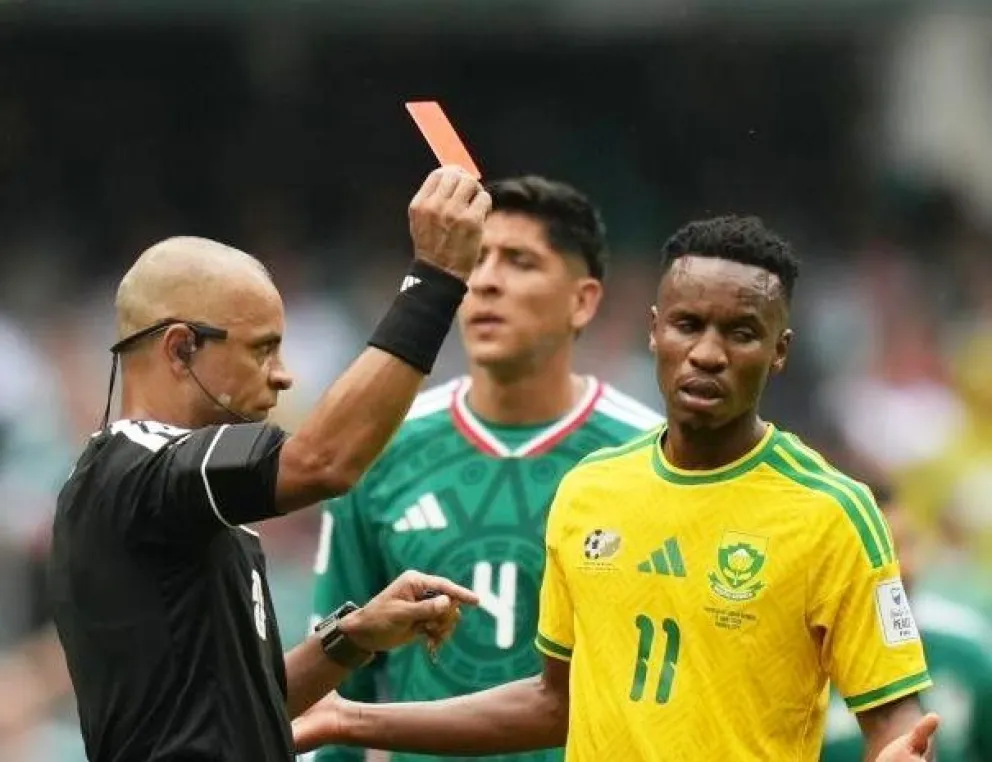 El juez Sampaio muestra la tarjeta roja al sudafricano en el lance inaugural. Foto: EE