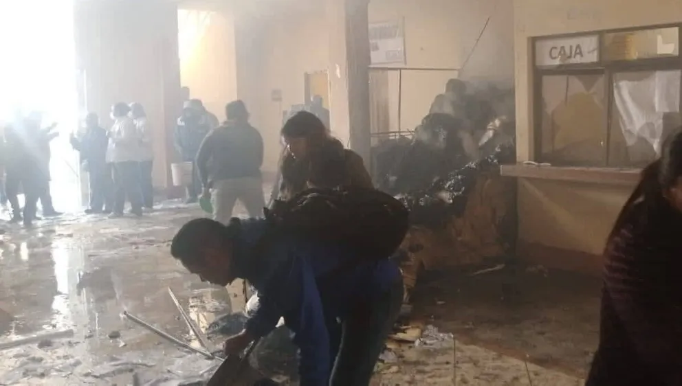 Funcionarios fueron retenidos durante el siniestro. Foto: Vos TV