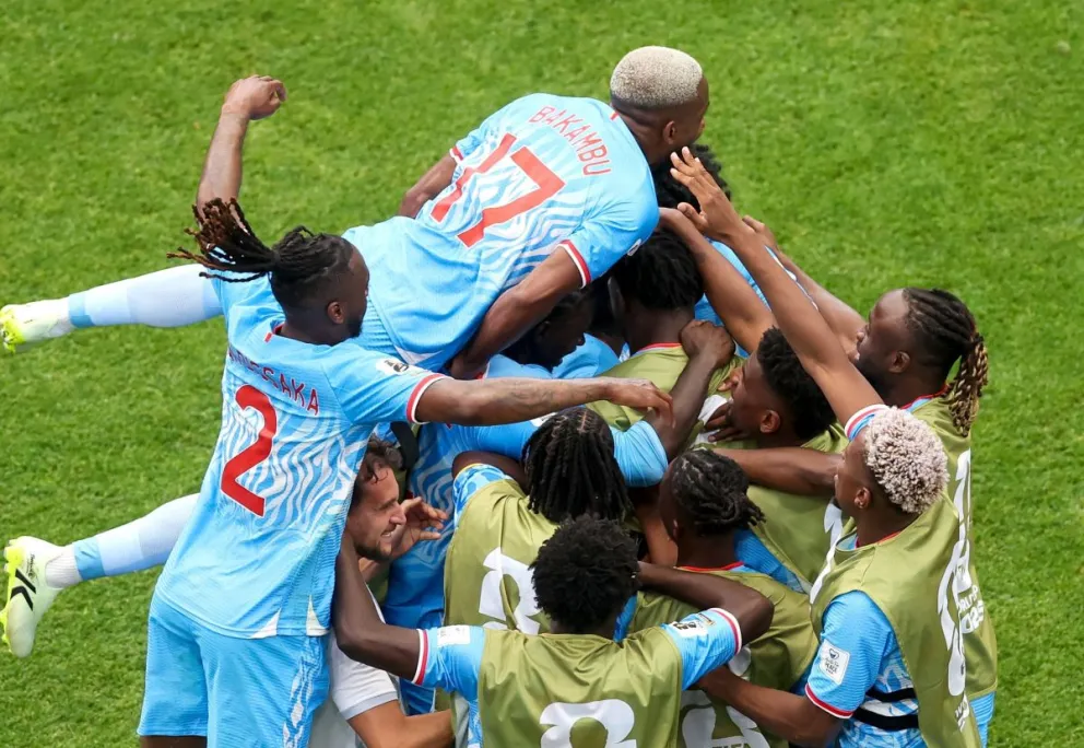 Jugadores de la República Democrática del Congo festejan el empate ante Portugal.