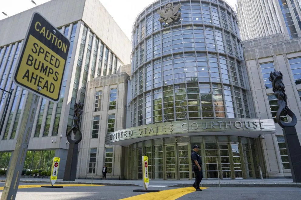 Un integrante de la Policía de Nueva York custodia frente a la Corte Federal del Distrito Este donde se lleva a cabo el juicio del narcotraficante mexicano Rafael Caro Quintero este miércoles, en Nueva York (EE.UU.). Foto: EFE