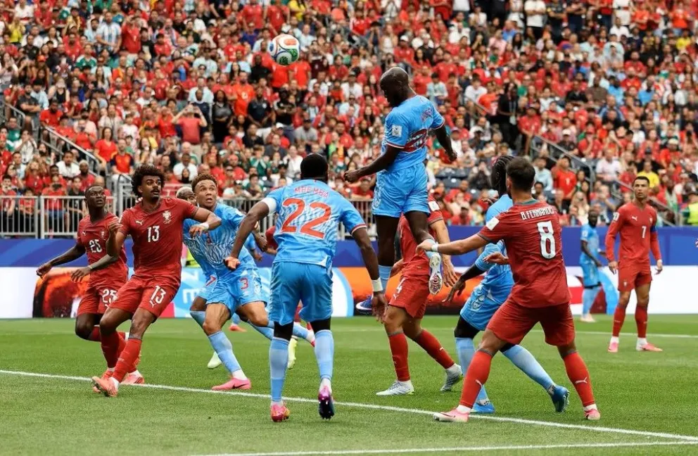 Yoane Wissa (centro) ya conectó de cabeza y marca el empate de RD Congo ante Portugal. Crédito FIFA