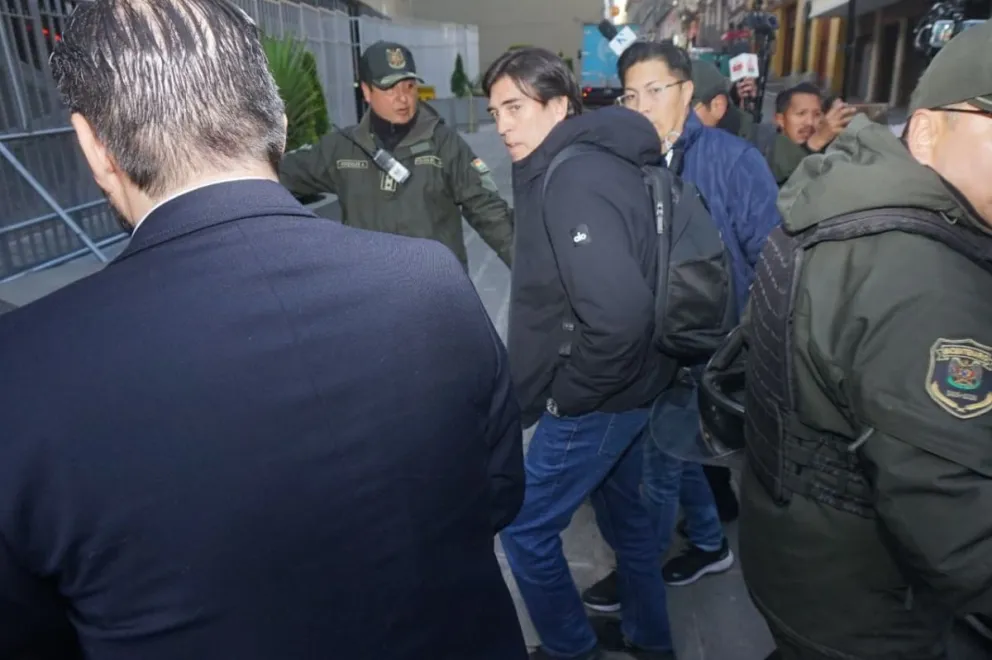 El ministro de Obras Públicas, Mauricio Zamora, ingresa a las instalaciones del Banco Central de Bolivia (BCB). Foto: APG