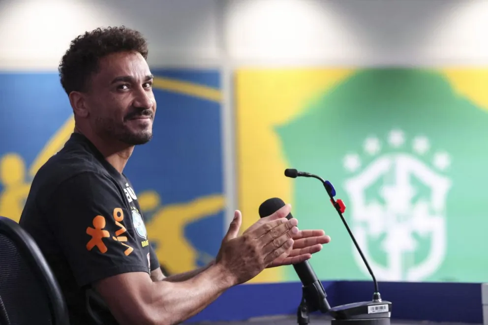Danilo, el defensor de Brasil, durante la conferencia de prensa de este miércoles. Foto: EFE