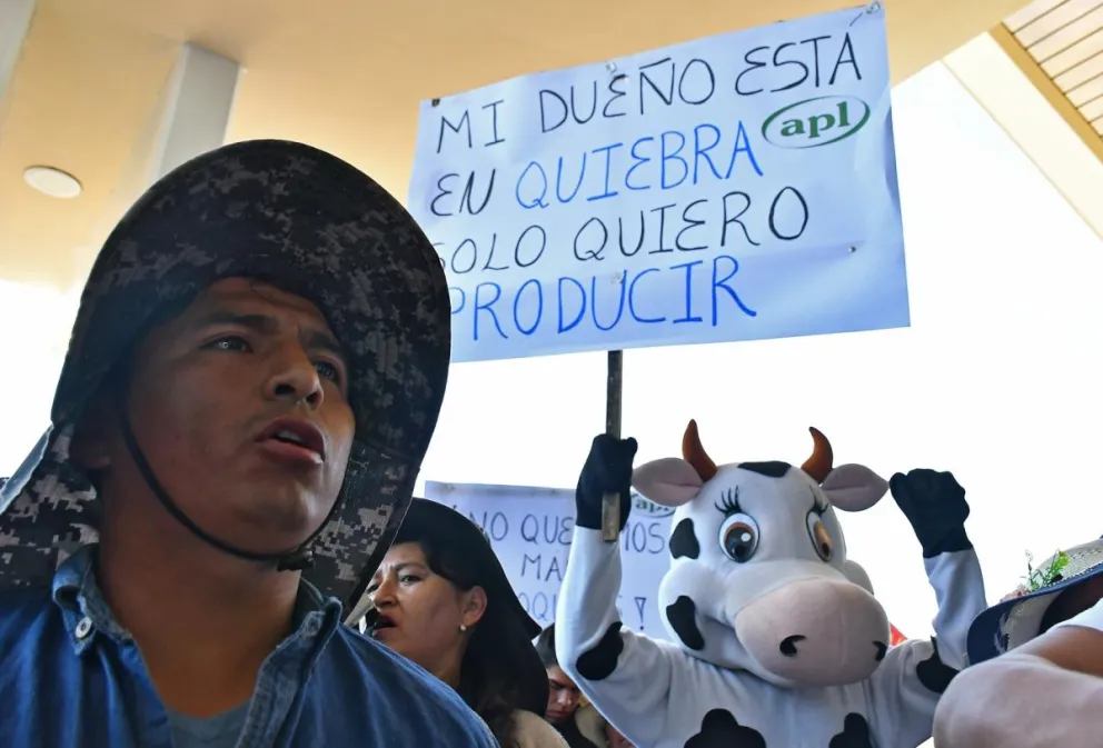 Productores de leche protestan para exigir el fin de los bloqueos de carreteras en el país este miércoles, en el Aeropuerto Jorge Wilstermann en Cochabamba (Bolivia). Foto: EFE