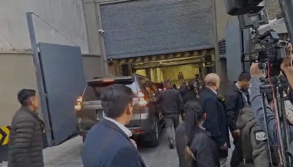 Bajo un estricto control de seguridad, el presidente Rodrigo Paz llegó a las instalaciones del Banco Central de Bolivia (BCB). Foto: Captura
